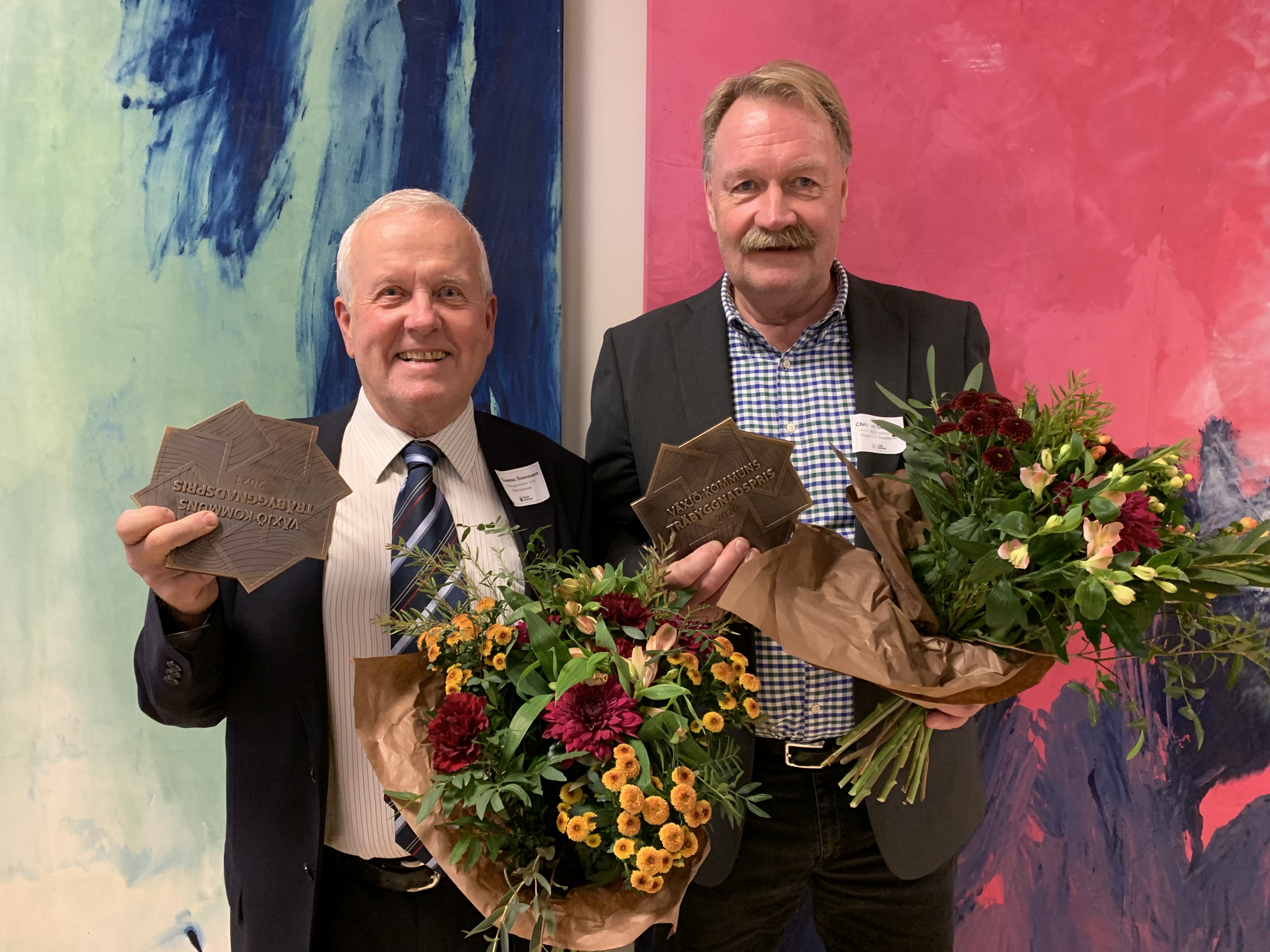 Thomas Svensson, vd Micropower fastighetsbolag, vann tillsammans med Arkitektbolaget och GBJ-bygg årets träbyggnadspris. Christer Carlsson, vd Vöfab, vann tillsammans med Peab och LBE Arkitekter årets byggnadspris för förskolan Äventyret.